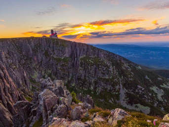 Najpiękniejsze szlaki w Sudetach – Śnieżne Kotły latem o zachodzie słońca.