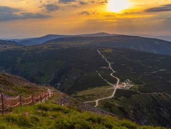 Schroniska PTTK: Sudety – widok na Dom Śląski ze zbocza Śnieżki.