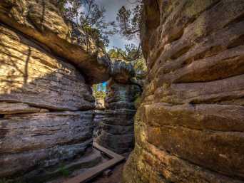 Główny Szlak Sudecki: wąskie przejście między głazami w labiryncie Błędne Skały.