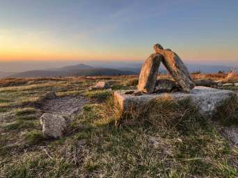 Główny Szlak Sudecki: jesienny zachód słońca na Śnieżniku