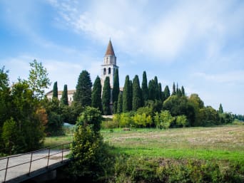Arrivo Via Flavia con vista della Cattedrale di Aquileia.