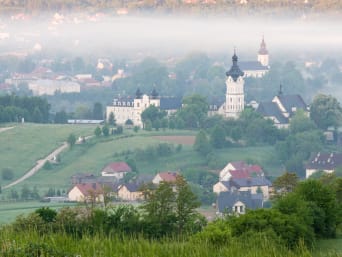 Szlaki długodysansowe w Polsce: widok na Tuchów z trasy Tarnów – Wielki Rogacz. Szlaki długodysansowe w Polsce: widok na Tuchów z trasy Tarnów – Wielki Rogacz.