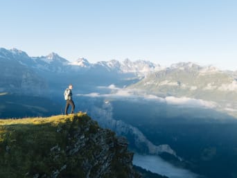 Senderos de largo recorrido: un excursionista disfruta de las vistas desde una montaña.