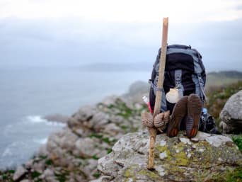 Senderos europeos de gran recorrido: una mochila con una concha de peregrino del Camino de Santiago.