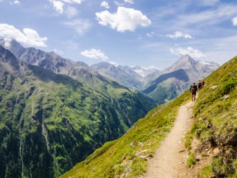 Rutas por los Alpes: unos excursionistas recorren el sendero E5 por el valle austríaco Ötztal.