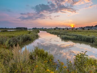 Mooiste Klompenpaden: De Betuwe bij zonsondergang. Mooiste Klompenpaden: De Betuwe bij zonsondergang.