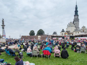 Pielgrzymki na Jasną Górę – wierni podczas mszy pod klasztorem w Częstochowie. Pielgrzymki na Jasną Górę – wierni podczas mszy pod klasztorem w Częstochowie.