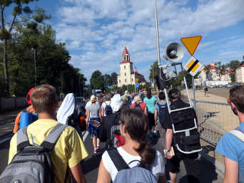 Pielgrzymka do Częstochowy: grupa osób na pieszej pielgrzymce na Jasną Górę. Pielgrzymka do Częstochowy: grupa osób na pieszej pielgrzymce na Jasną Górę.