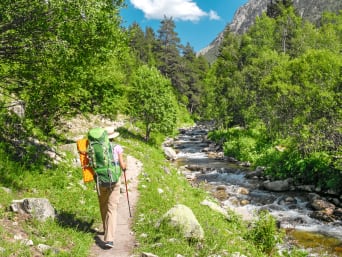 Rutas de senderismo de varios días por España: una excursionista camina por los Pirineos. Rutas de senderismo de varios días por España: una excursionista camina por los Pirineos.