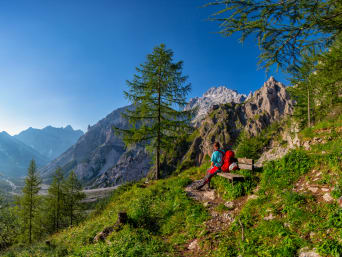  Fernwanderwege in der Schweiz – Frau macht Rast auf ihrer Weitwanderung.