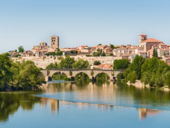 Rutas por etapas en España: vista del río Duero a su paso por la ciudad de Zamora. Rutas por etapas en España: vista del río Duero a su paso por la ciudad de Zamora.