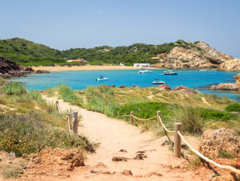 Rutas de senderismo por etapas: la ruta del Camí de Cavalls recorre playas menorquinas como Cala Pregonda. Rutas de senderismo por etapas: la ruta del Camí de Cavalls recorre playas menorquinas como Cala Pregonda.