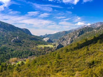 Rutas de senderismo por etapas: vistas de la Sierra de Cazorla, en Andalucía, uno de los muchos entornos naturales protegidos por donde pasa el GR-7. Rutas de senderismo por etapas: vistas de la Sierra de Cazorla, en Andalucía, uno de los muchos entornos naturales protegidos por donde pasa el GR-7.