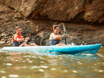 Kajakfahren: Sportler im 2er-Kajak auf dem Fluss.