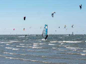 Sporty wodne na desce – Kite i windsurferzy na morzu.