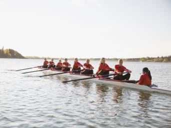 Remo fitness: un equipo femenino rema en un bote de ocho tripulantes.