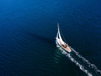 Sport barca a vela: una barca a vela in una giornata di mare calmo.