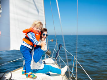 Segeln als Hobby – Mutter und Kind auf einem Segelboot.