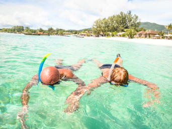 Snorkeling, czyli nurkowanie z rurką - ojciec z synem podczas snorkelingu.