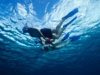 Snorkelen met kinderen– Familie snorkelt samen en ontdekt een andere wereld.