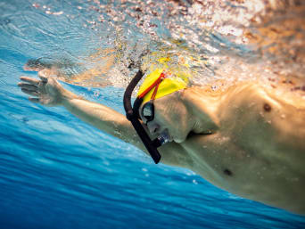 Unterwasserhockey: Profisportler trainiert im Schwimmbecken und arbeitet an seiner Technik.