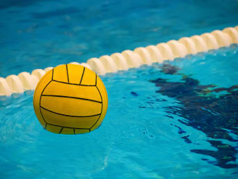 Wasserball Regeln: Wasserball und Markierungslinie auf dem Spielfeld in Detailaufnahme.