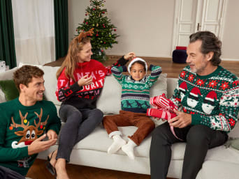 Świąteczne zdjęcia rodzinne: rodzina w świątecznych swetrach.