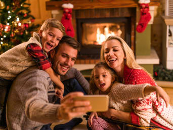 Fotos de Navidad en familia: una familia con jerséis navideños.