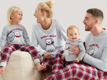 Weihnachtsoutfits Familie Fotoshooting: Familie im Mini-Me Style.
