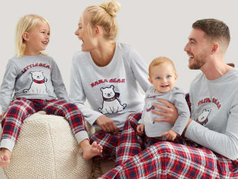 Ritratti di Natale e foto natalizie in famiglia: una famiglia indossa capi di moda Mini me.