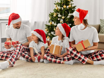 Outfits para una sesión de fotos de Navidad en familia: una familia vestida al estilo miniyó.
