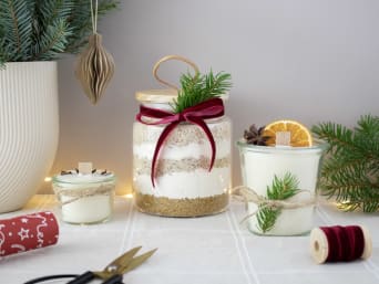 Regalos de Navidad originales hechos a mano: distintos regalos navideños caseros dispuestos en una mesa.