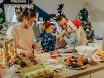 Ciasteczka świąteczne – rodzina podczas wspólnego pieczenia ciasteczek wśród świątecznych dekoracji.