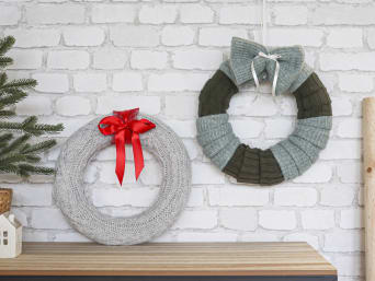 Dekoracje bożonarodzeniowe w duchu upcykling – wieńce świąteczne zrobione własnoręcznie ze starych swetrów