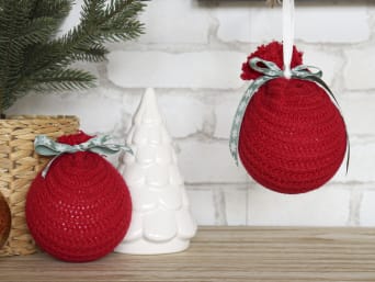 Upcycling Christmas baubles – baubles covered with old, knitted fabric leftovers.