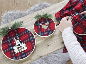 Kerstversiering maken: borduurraam bedekt met een oud flanellen hemd.