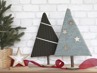 Kerstversieringen upcyclen: zelfgemaakte kerstbomen gemaakt van gebruikte gebreide kleding.