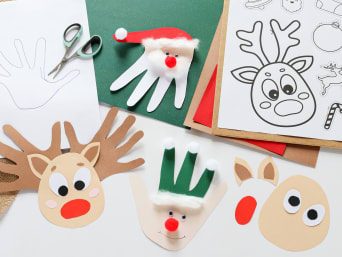 Weihnachtsbasteln mit Kindern: Bastelmaterialien und fertige Weihnachtsfiguren aus Handabdrücken.