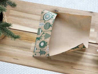 Torebka na prezenty – prosty sposób na ponowne wykorzystanie starego papieru do pakowania lub makulatury