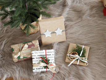 Decorar regalos con materiales naturales y papel estampado.