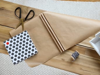 Geschenken creatief inpakken - Geschenkverpakkingen met een geplooide look voorbereiden.