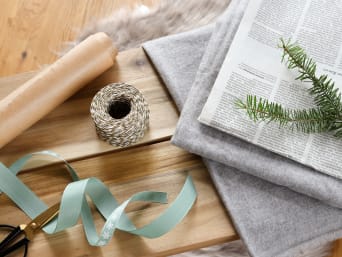 Sustainable gift wrapping – Wrapping Christmas presents with environmentally conscious alternatives.
