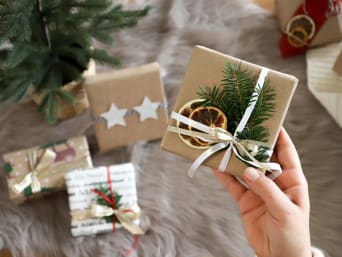 Pakowanie prezentów świątecznych – wykorzystaj różne materiały i faktury do osiągnięcia pożądanego efektu