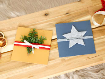 Des cartes de Noël simples et polyvalentes. L’une décorée avec étoile en feutrine, l’autre avec une branche de sapin.