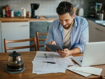 Bildungsurlaub – Mann plant seinen Bildungsurlaub am Tablet.