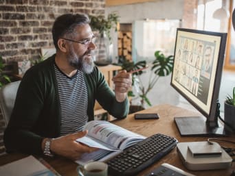 Kształcenie ustawiczne – mężczyzna bierze udział w webinarze.