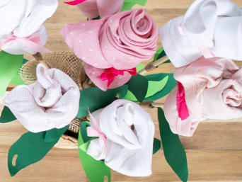 Baby bouquet con tanti prodotti per neonati in diverse varianti per bimbo, bimba o con colori neutri.