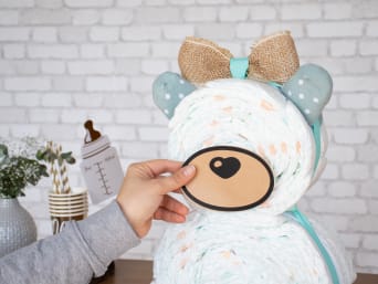 Ourson en couches: créer un visage pour le petit ours avec du papier cartonné et une tétine.
