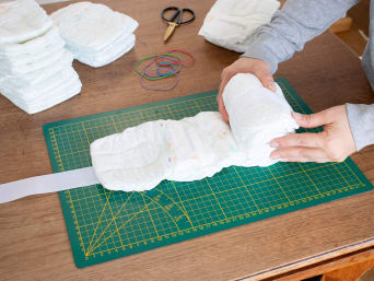 Hibou en couches: la préparation pour enrouler les couches afin de concevoir le ventre du hibou.