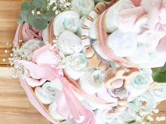 Gifts for newborns: A diaper cake with small baby utensils.